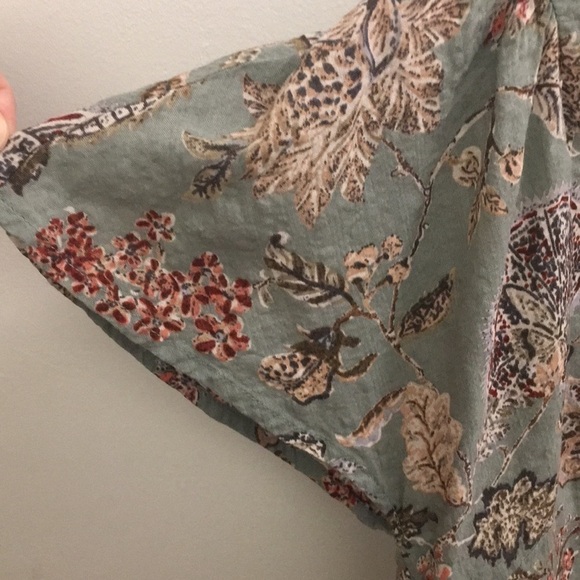 ~3 for $20~ Emberley flutter sleeve floral top - Picture 6 of 7